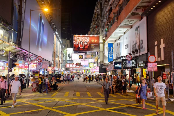 Mong Kok wijk vol met mensen — Stockfoto