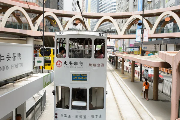 Двухэтажный трамвай на улице HK — стоковое фото