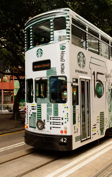 Eléctrico de dois andares com publicidade starbucks — Fotografia de Stock