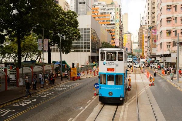 Tram a due piani sulla strada di HK — Foto Stock