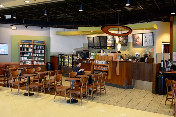 People in Starbucks cafe — Stock Photo, Image