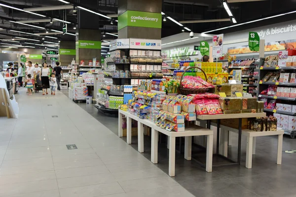 Interior de supermercado com pessoas — Fotografia de Stock