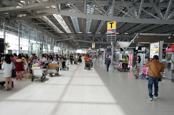 Passageiros em Suvarnabhumi Aeroporto interior — Fotografia de Stock