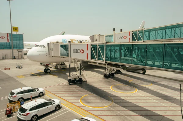 Emirates A380-800 atracado en el aeropuerto — Foto de Stock