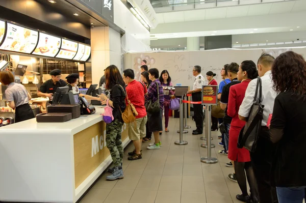 Clientes en el restaurante McDonald 's — Foto de Stock