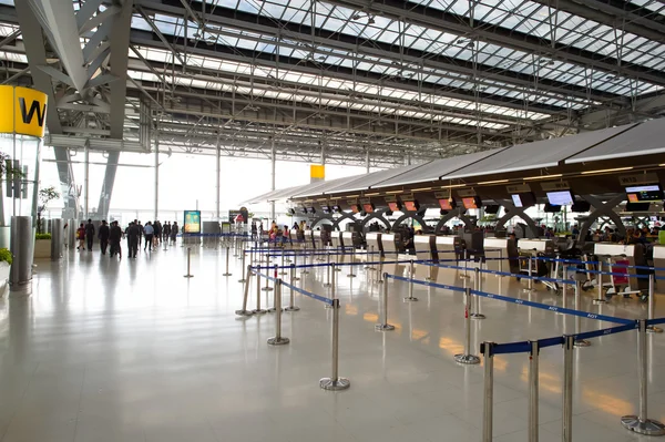 Passagiere im Inneren des Flughafens Suvarnabhumi — Stockfoto