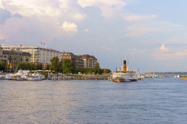 Gölde kürek çek.