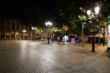 Geceleri Paris sokakları