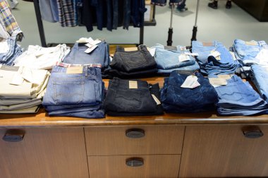 Dükkanda denim kot