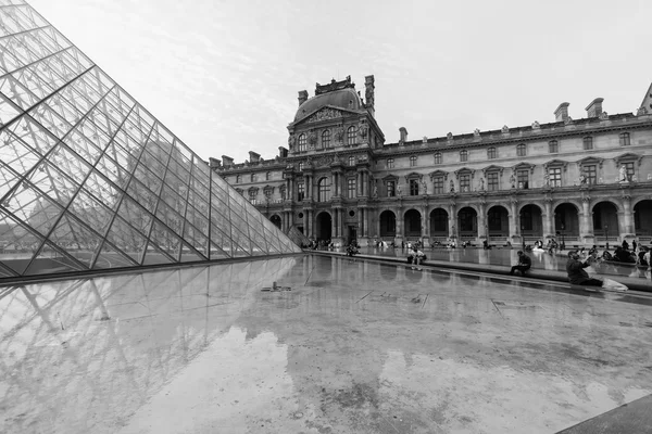 Het Louvre Paleis en de piramide — Stockfoto