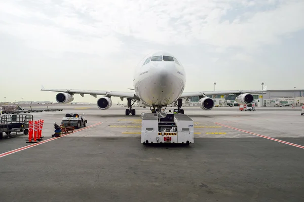 Avion jet amarré à l'aéroport de Dubaï — Photo