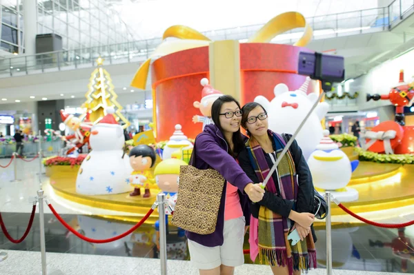 Selfie in Hong Kong  Airport — Stock Fotó