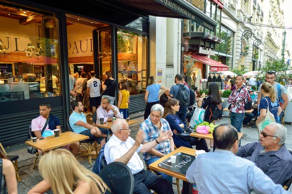 Gente en Paul café — Foto de Stock