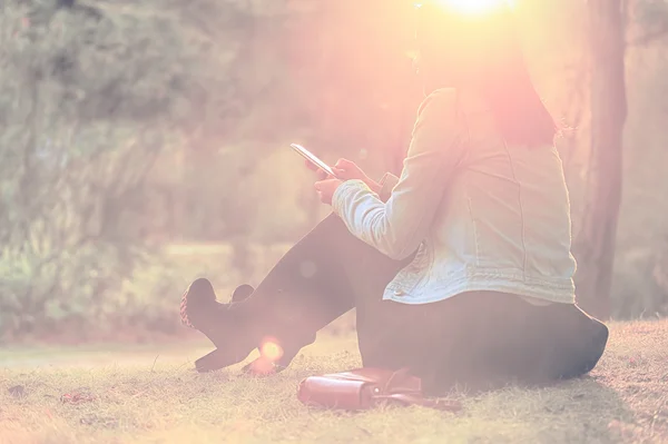 Mujer en el parque con teléfono celular — Foto de Stock