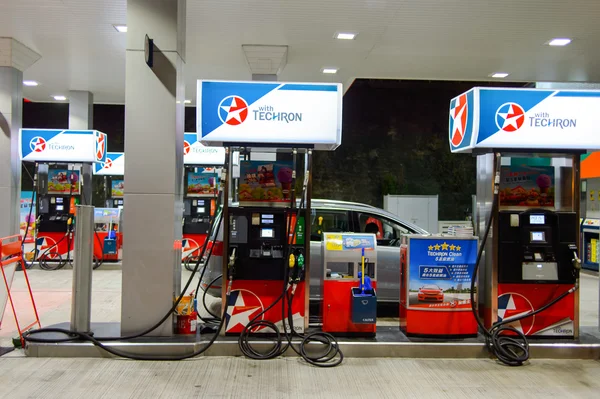 Distributore di benzina alla sera . — Foto Stock