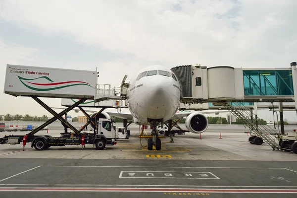 Jet aircraft docked in Dubai airport — Stock Photo, Image