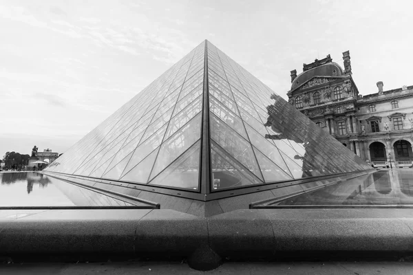 Le palais du Louvre et la pyramide — Photo