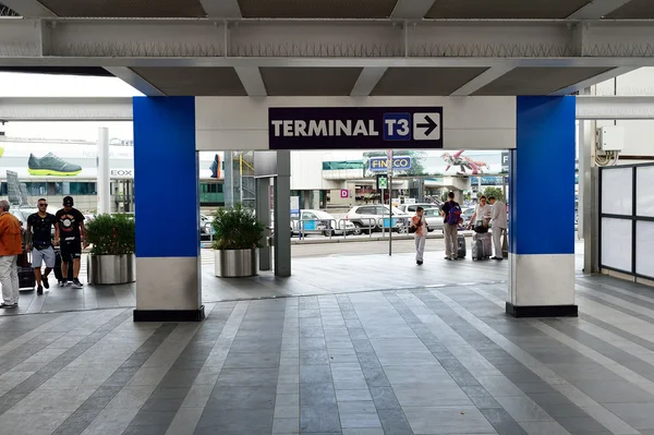 Aeroporto de Fiumicino terminal ao ar livre — Fotografia de Stock