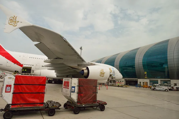 Airbus A380 atracado en el aeropuerto de Dubai —  Fotos de Stock