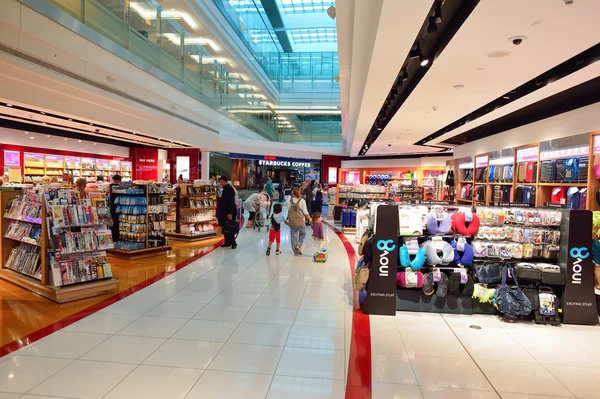 O interior da área comercial duty-free de Dubai — Fotografia de Stock