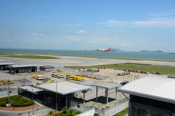 Vliegtuigen landing in Hong Kong Airport — Stockfoto