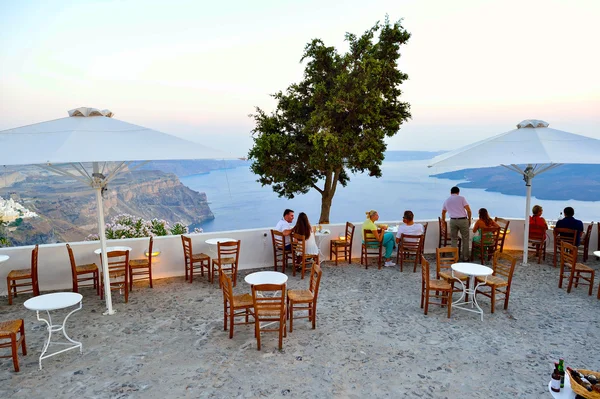 Restaurante ao ar livre na ilha de Santorini . — Fotografia de Stock