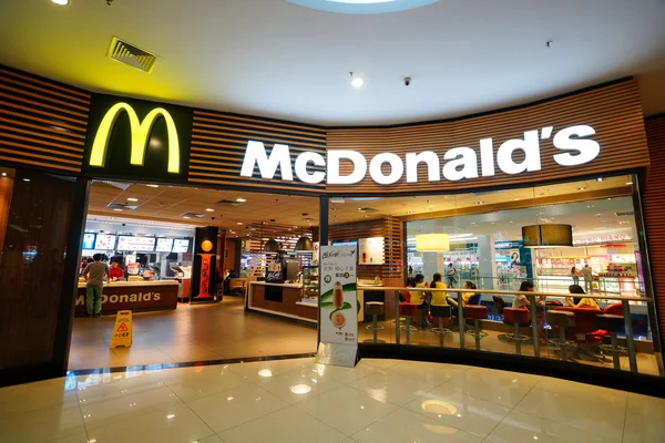 Restaurant McDonald's intérieur — Photo