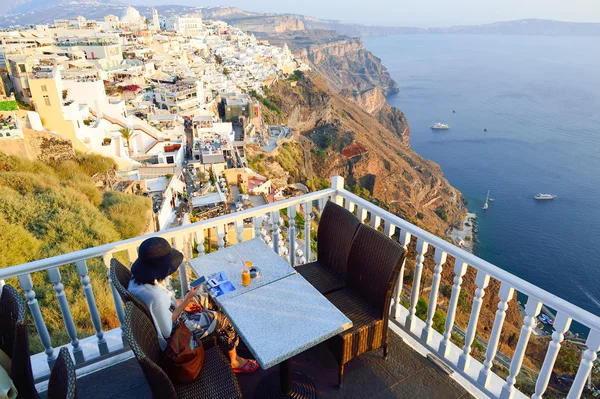 Restaurante al aire libre en isla de Santorini — Foto de Stock