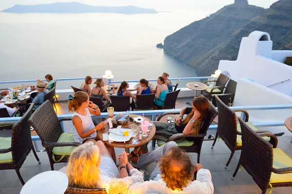 Restaurante ao ar livre na ilha de Santorini — Fotografia de Stock