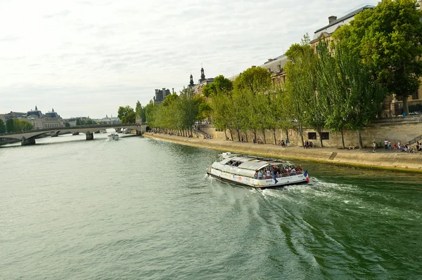 Touristen segeln im Schiff. Paris — Stockfoto