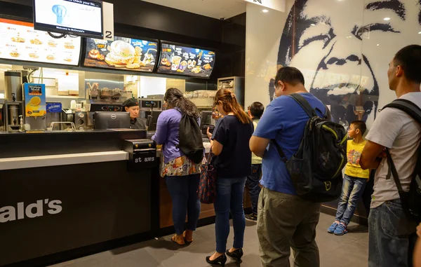 Interior del restaurante McDonald 's —  Fotos de Stock