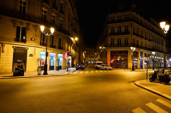 Straten van Parijs bij nacht. — Stockfoto