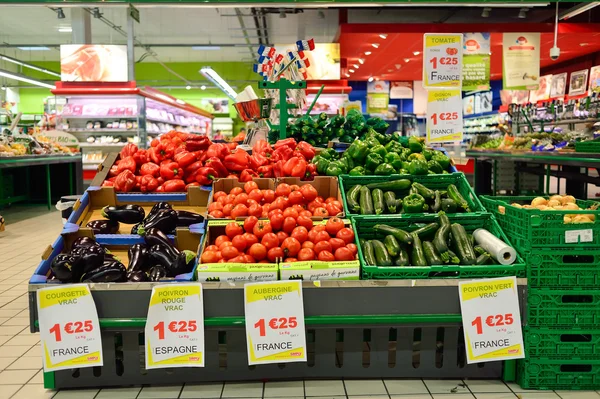 Intérieur du supermarché Simply Market — Photo
