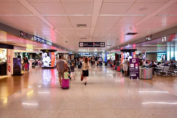 People in Fiumicino Airport — Stock Photo, Image