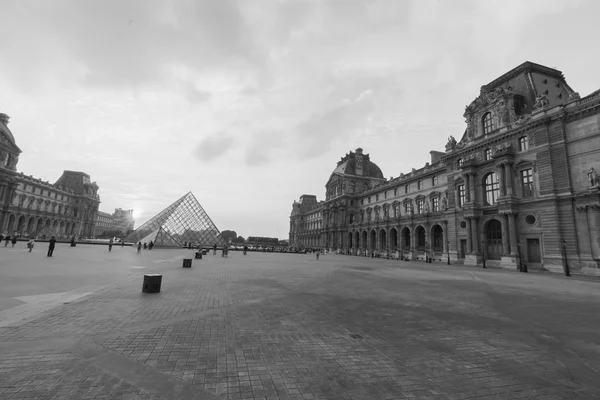 The Louvre Palace and the Pyramid — Stock Photo, Image