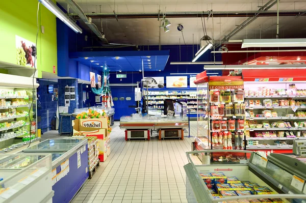 Einfach Supermarkt-Innenraum vermarkten — Stockfoto