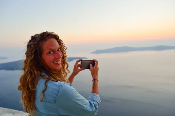 Woman take photo of Santorini island — Stock Photo, Image