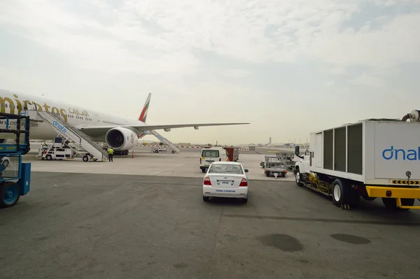 Samolot odrzutowy zadokowany w Dubaj Lotnisko — Zdjęcie stockowe