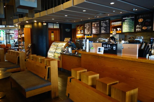 Интерьер кафе Starbucks — стоковое фото