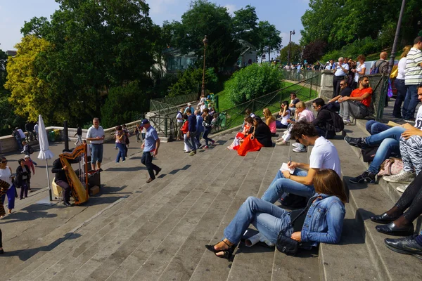 Menschen sitzen auf Treppen in der Nähe von Sacre-cceur. — Stockfoto