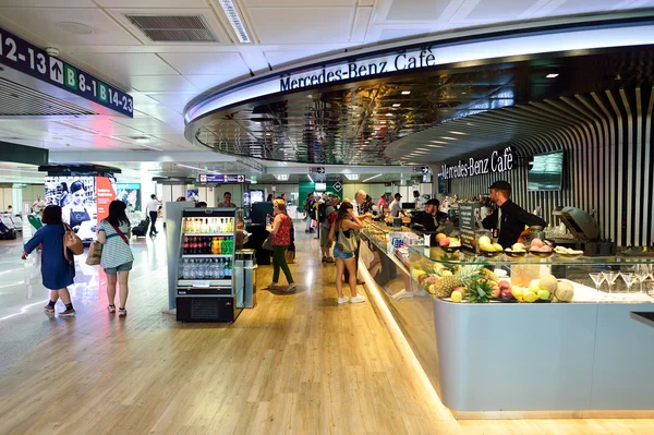 People in Fiumicino Airport — Stock Photo, Image