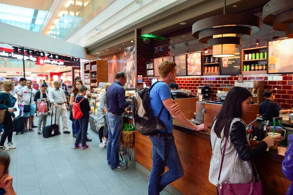 Innenraum des Starbucks Cafés — Stockfoto