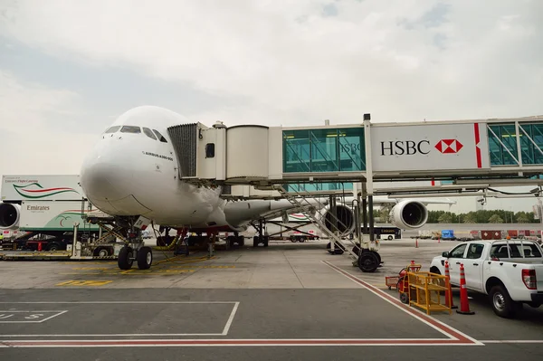 Düsenflugzeug am Flughafen Dubai angedockt — Stockfoto