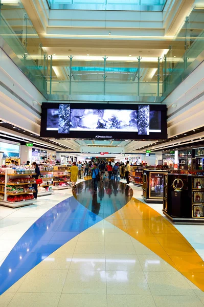 L'interno della zona commerciale duty-free di Dubai — Foto Stock
