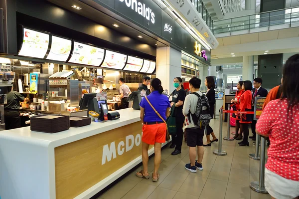 Persone nel ristorante di McDonald — Foto Stock