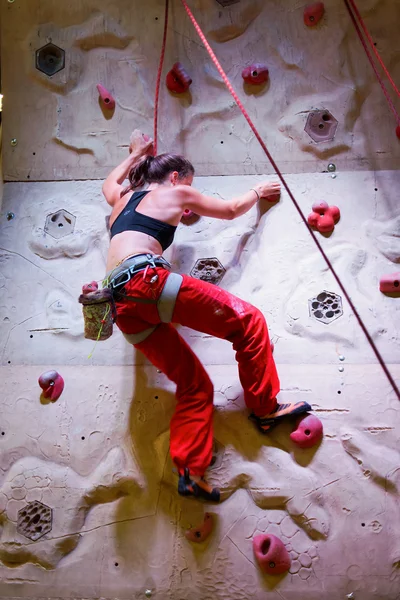 Genç kadın tırmanışı — Stok fotoğraf