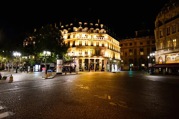 Straten van Parijs bij nacht — Stockfoto