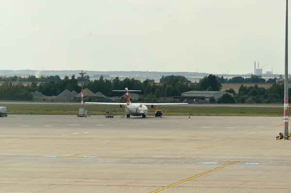 Vliegtuigen in de internationale luchthaven van Praag — Stockfoto