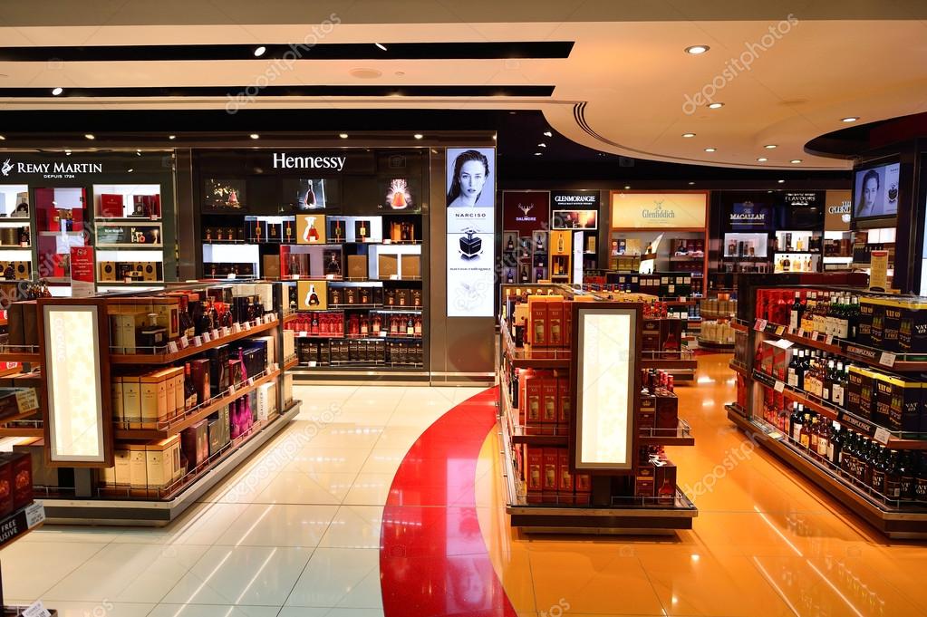 The Dubai duty-free shopping area interior — Stock Editorial Photo