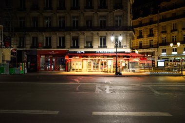Geceleri Paris sokakları.